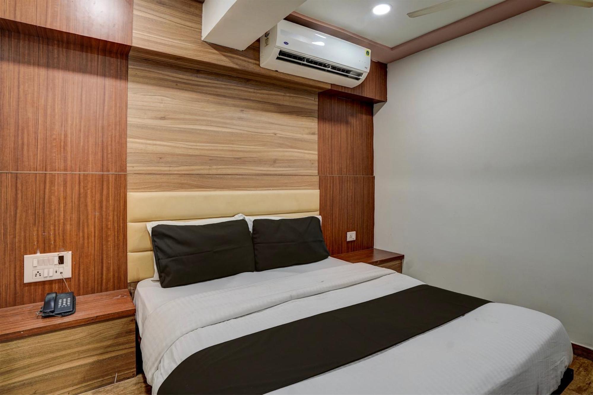 Hotel O Palak Palace Ahmedabad Eksteriør billede