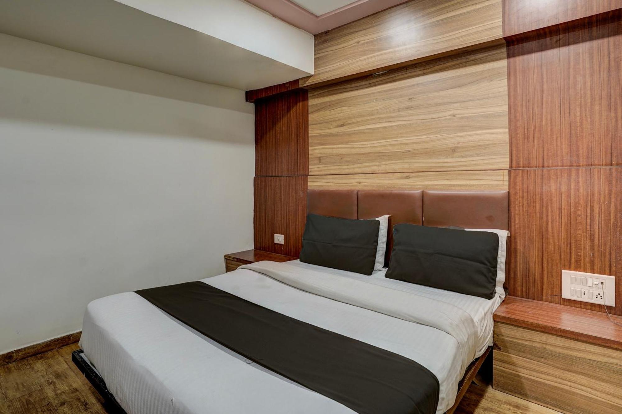 Hotel O Palak Palace Ahmedabad Eksteriør billede